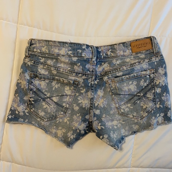 *SOLD*Low-Rise Floral Print Cut-Offs - Picture 7 of 13